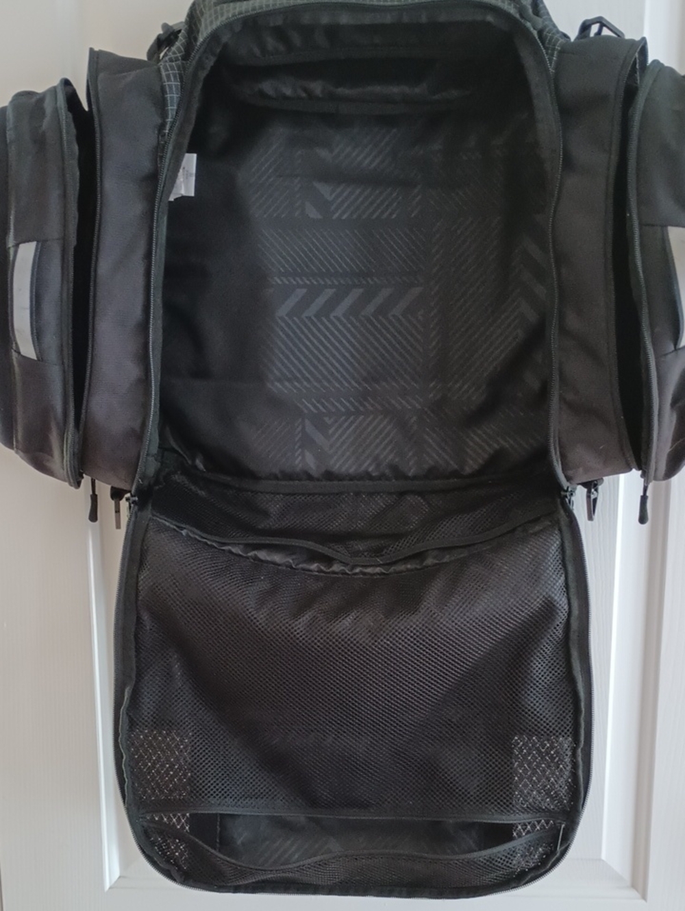 Oakley Link Duffel Bag – Jet Black - Picture 11 of 12